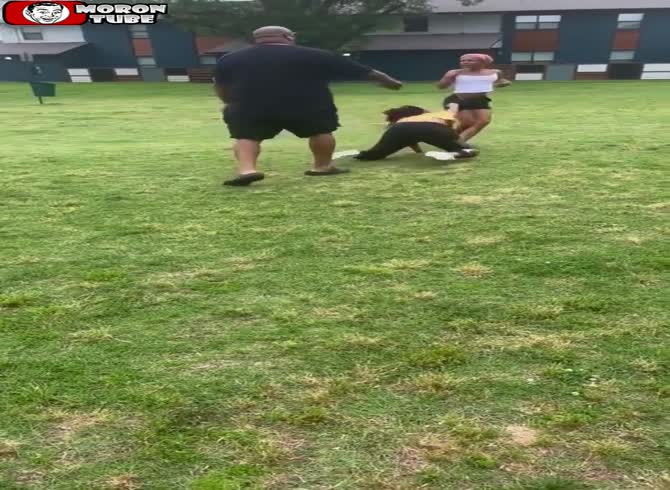 Video :He draws a pistol when his daughter is subdued during a quarrel